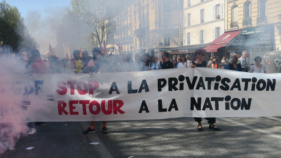 Fransa sokakları karıştı! Milyonlarca insan sokaklara döküldü