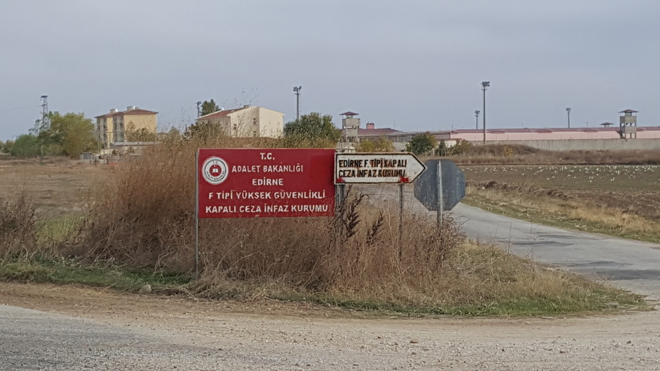 Yunan askerlerin tutukluluğuna devam kararı