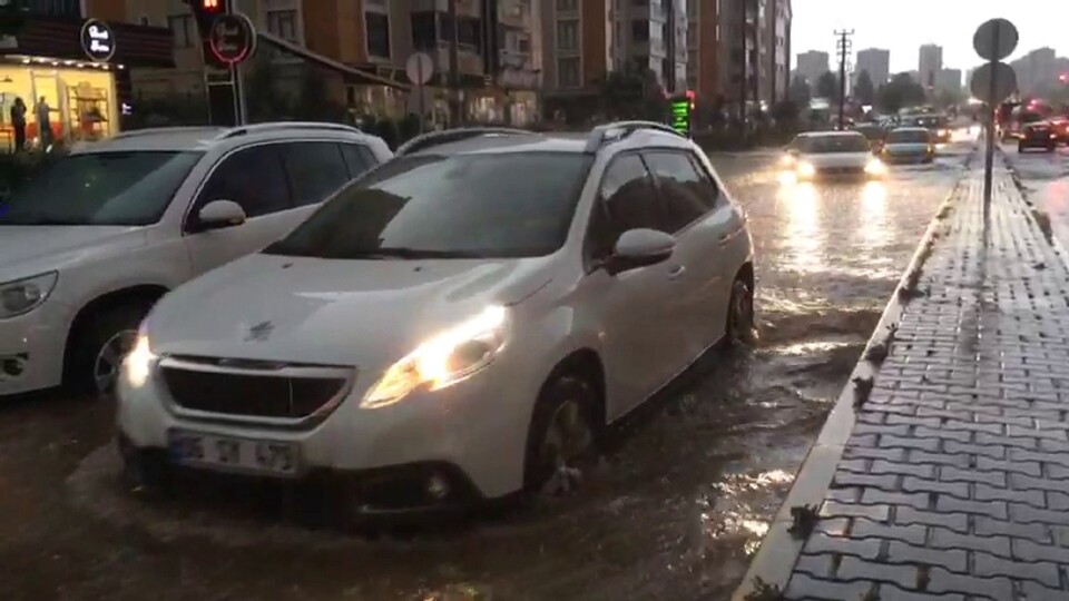 Diyarbakır'da sağanak yağış hayatı olumsuz etkiledi 