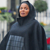 Tesettüre girmişti, sahneye böyle çıktı