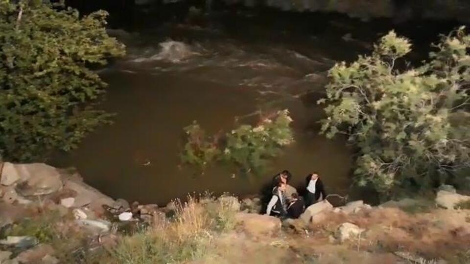 Otomobil dereye uçtu: 3 kişi kayıp