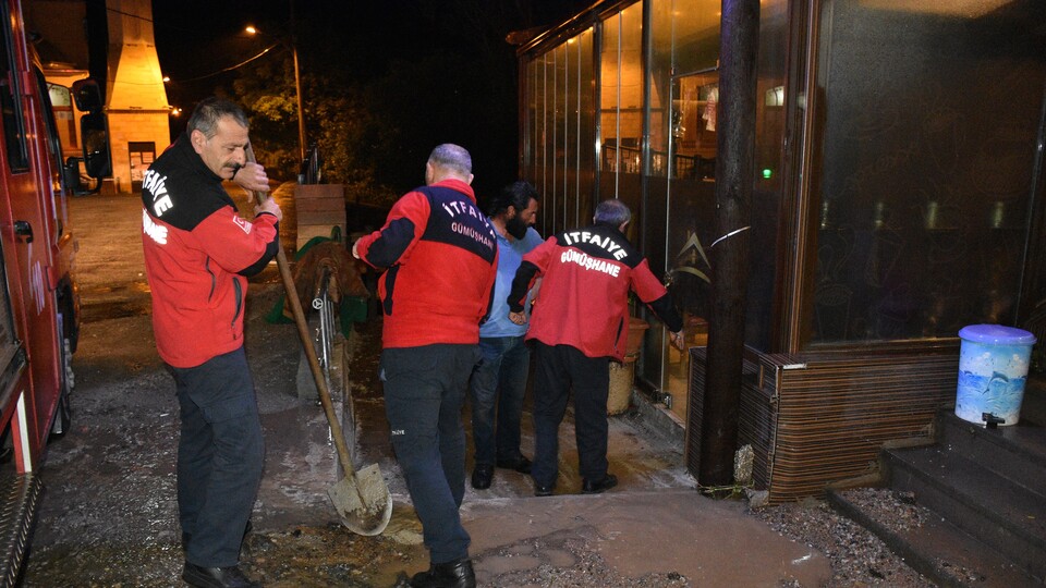 Dükkanlara su bastı, vatandaşlar zor anlar yaşadı