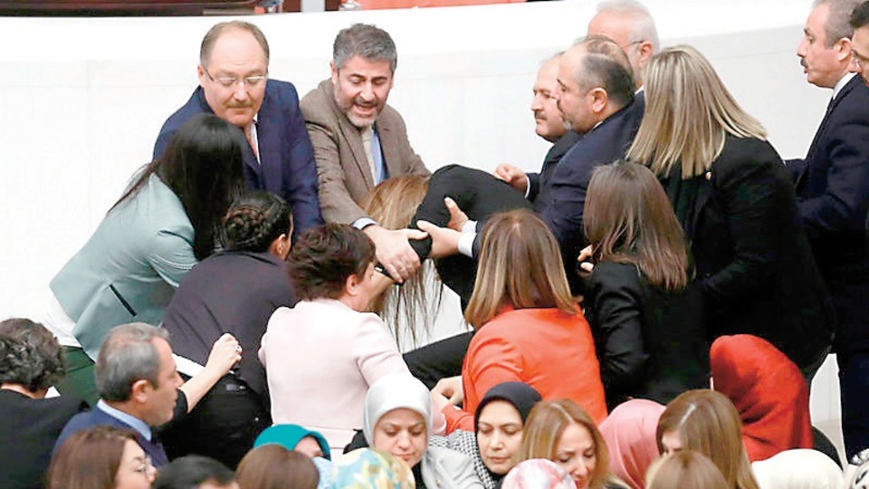 Kavgacı vekiller Meclis dışında kaldı