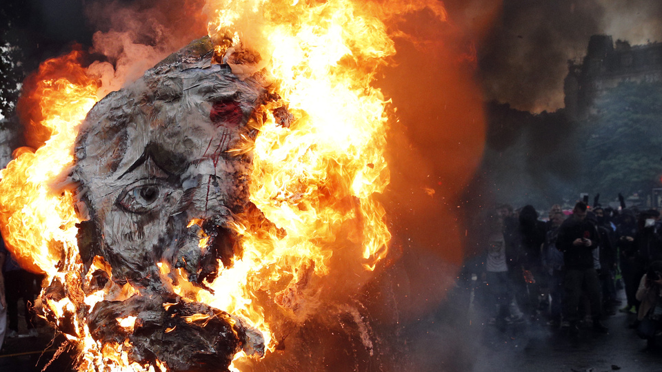 Fransa'da memurlar sokağa indi, Macron'un maketi ateşe verildi!