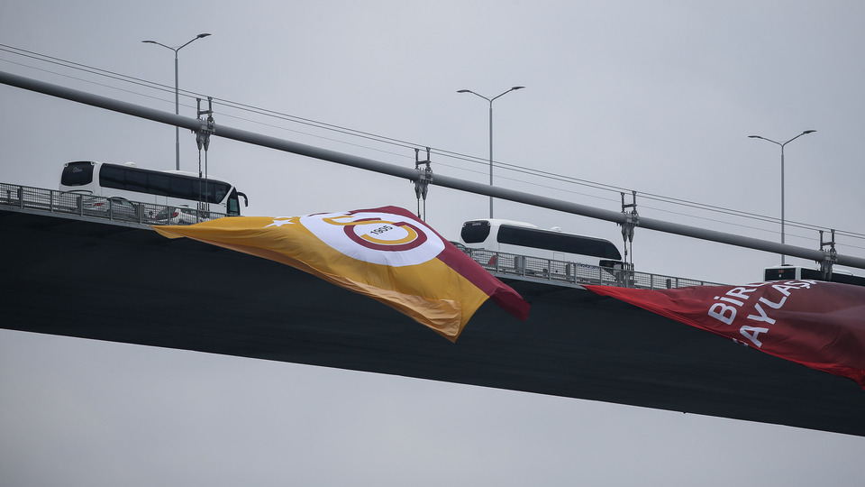 Galatasaray bayrakları Boğaz'a asıldı