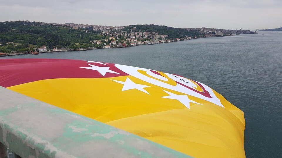 Ritüel gerçekleşti! Şampiyonluk bayrağı dalgalanıyor...