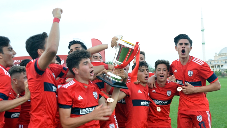 Altınordu sezonu 4 kupayla tamamladı