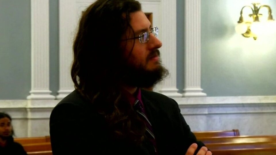 Evi terk etmeyen 30 yaşındaki oğullarını mahkemeye verdiler!