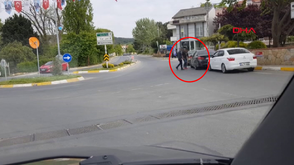 Lüks otomobilin başında nöbet tuttular! O anlar kamerada