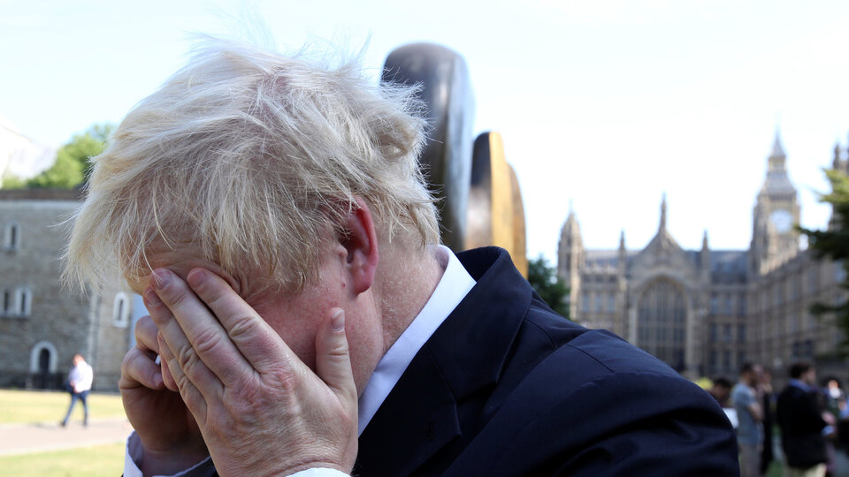 Boris Johnson'a 18 dakika telefon şakası!