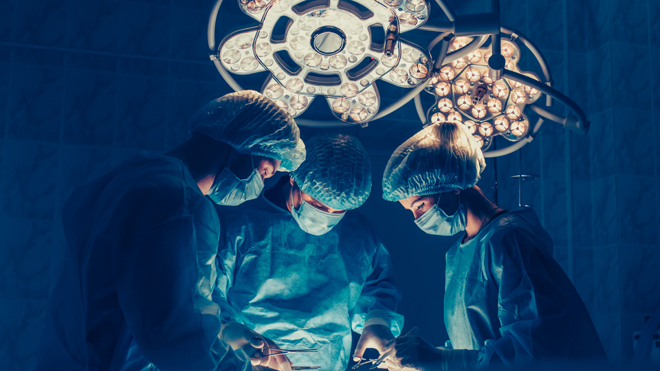 Karın ağrısı şikayetiyle doktora gitti! Karnından çıkan hayrete düşürdü...