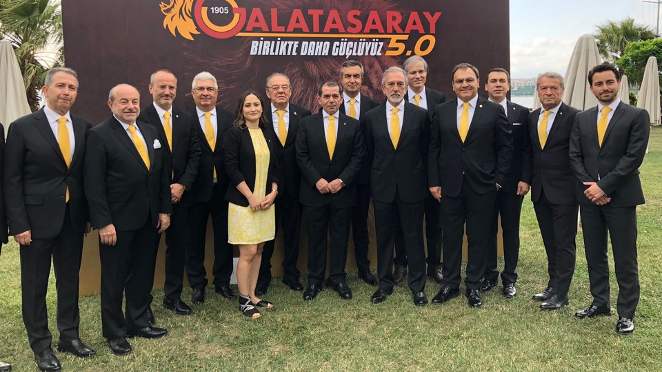 Dursun Özbek ekibini tanıttı