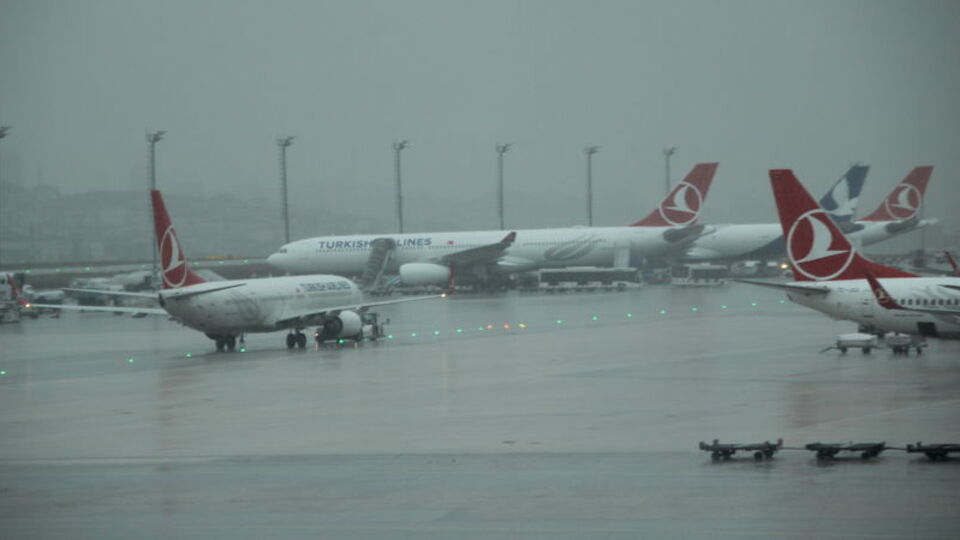 Uçaklar Atatürk Havalimanı'na inemiyor!