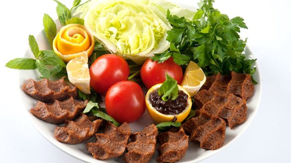 Urfa ve Adıyaman usülü etli, etsiz çiğ kötfe tarifi ve kalorisi