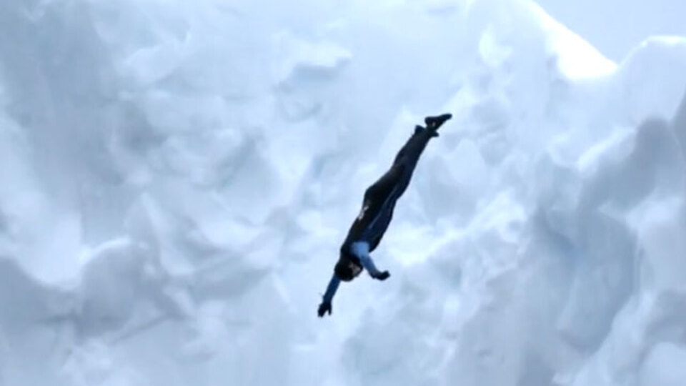 Antarktika'da tarihi anlar... Dev buz kütlesinden böyle atladı