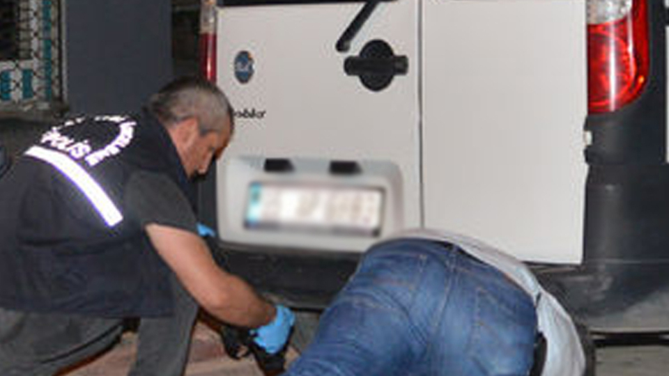 "Hasmım yok" dedi, iki otomobilinin altından da aynı şey çıktı!