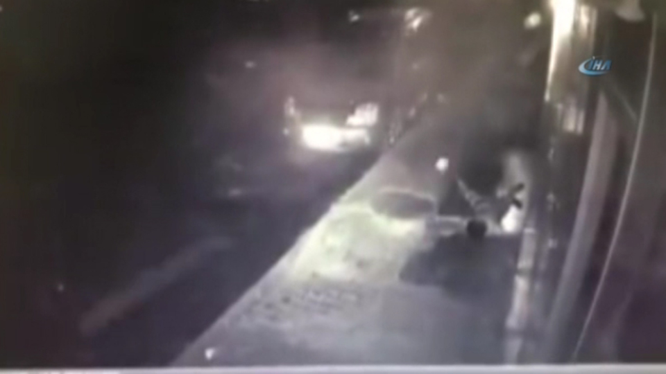 Islık çalıp diğerlerini de çağırdı, sonrası dehşet!