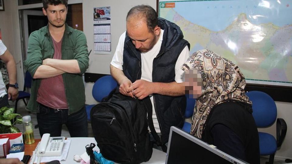 Yaşlı kadının çantasından çıkanlar şaşkına çevirdi!