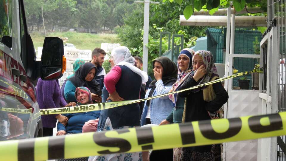 Kanepenin altında bulduğu pompalı tüfekle oyun kanlı bitti