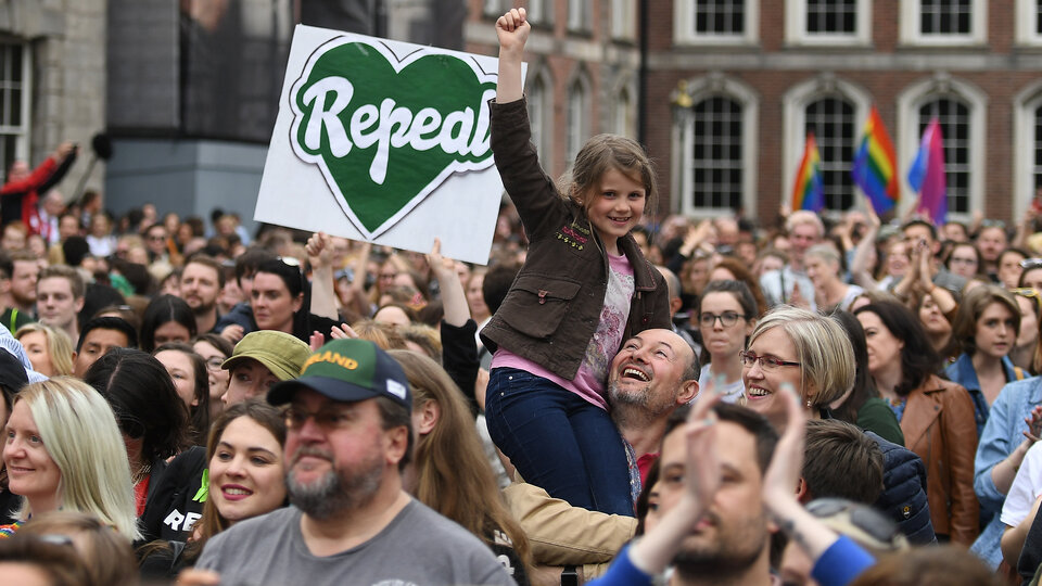 İrlanda kürtajı yasallaştıran referandumda 'Evet' dedi