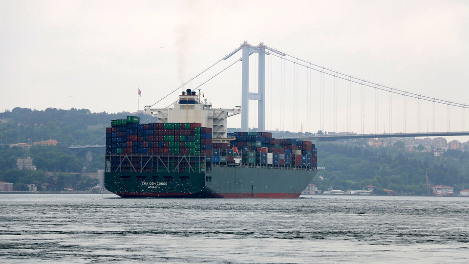 Dev kargo gemisi İstanbul Boğazı'ndan geçti