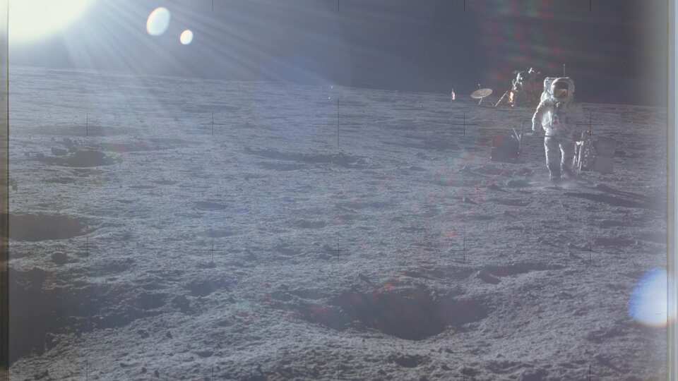 Ay'da yürüyen astronot hayatını kaybetti