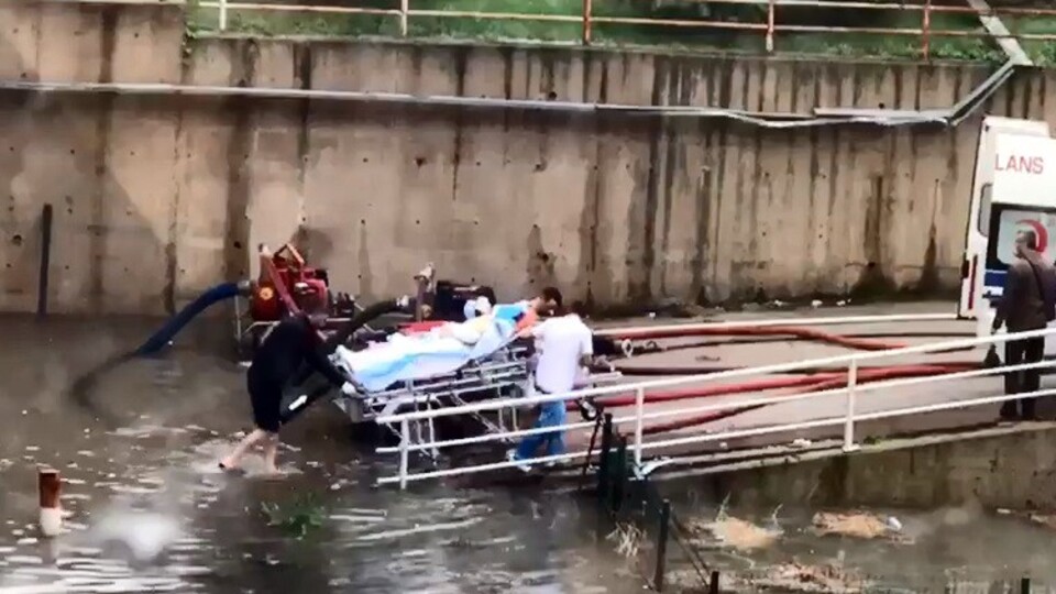 Hastaları böyle tahliye ettiler