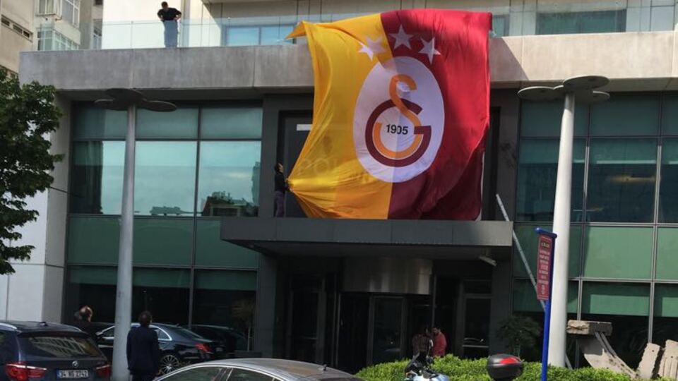 Özbek'ten bayrak açıklaması!