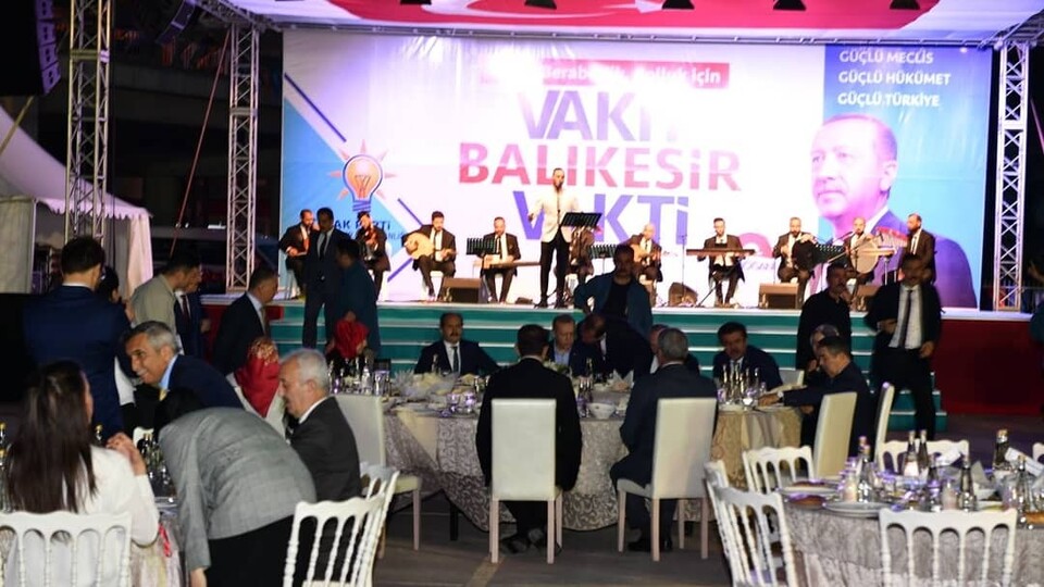 Cumhurbaşkanı Erdoğan Balıkesir'de binlerce kişiyle iftar yaptı 