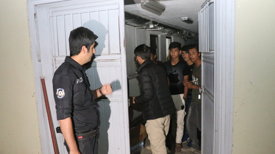 Yasa dışı yollarla yurda giren kaçak göçmenler yakalandı