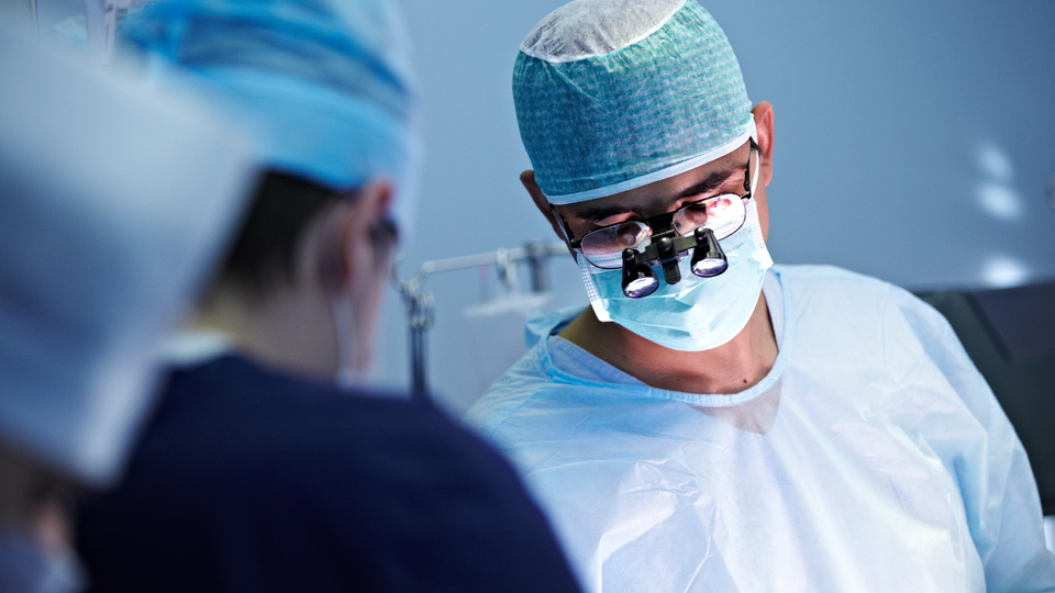 Testerenin kopardığı kol 4 saatte yerine dikildi