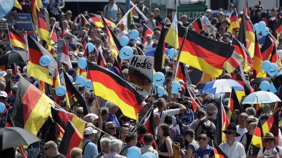 Irkçı AfD karşısında binleri buldu