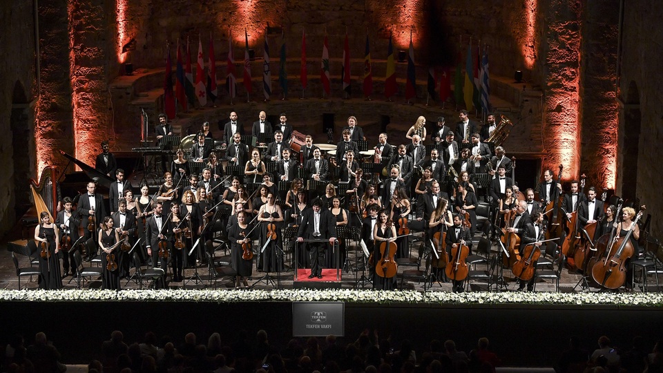 Tekfen Filarmoni ve Charlie Siem'in festival konseri