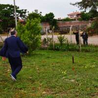 Uçaktan inerken seslendi! İnce koşarak yanına gitti