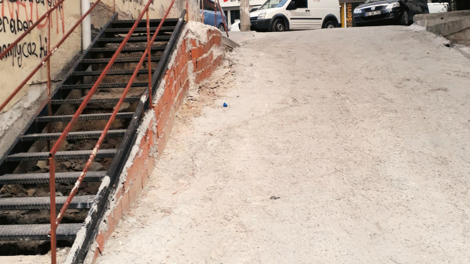 Merdivenler yıkıldı sokak trafiğe açıldı