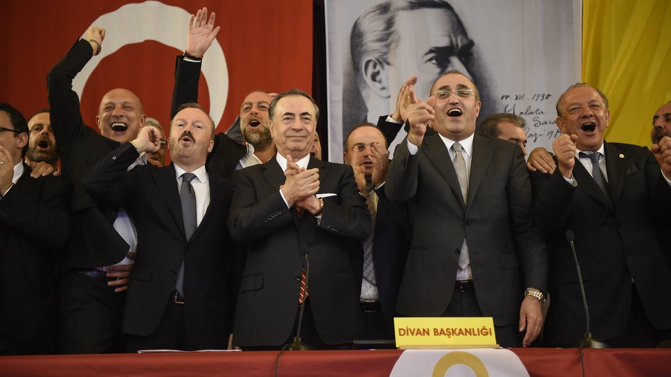 Yeni yönetim mazbatasını alıyor