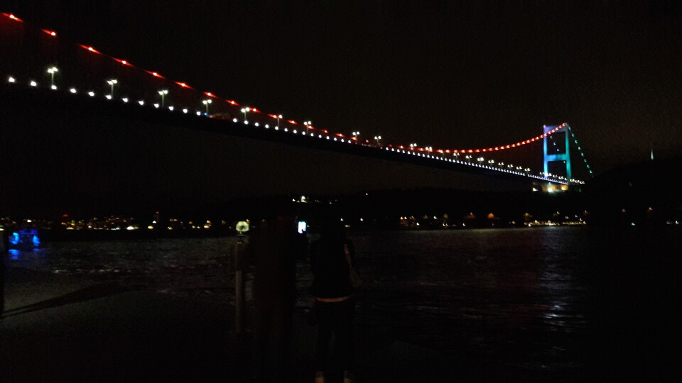 FSM Köprüsü Azerbaycan bayrağının rengiyle ışıklandırıldı 