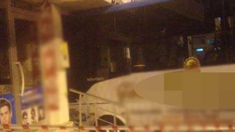 Halk otobüsü, AK Parti seçim bürosuna daldı