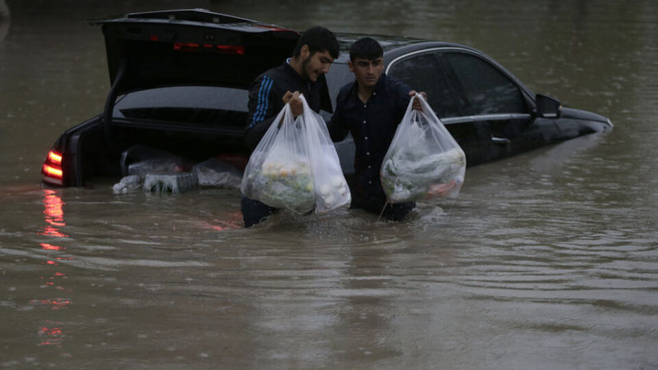 Araçlar hasar gördü işyerlerini su bastı