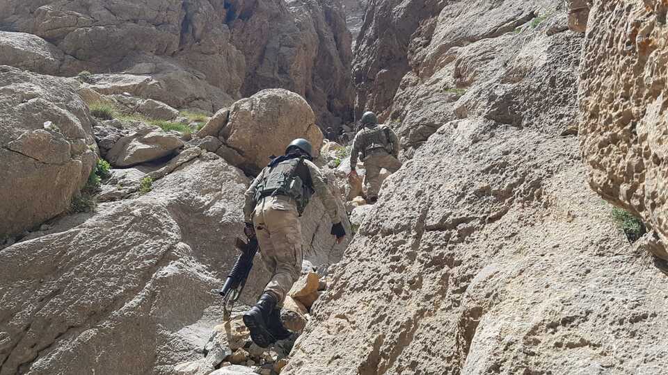 PKK'ya ait 3 sığınakta silahlar ele geçirildi!