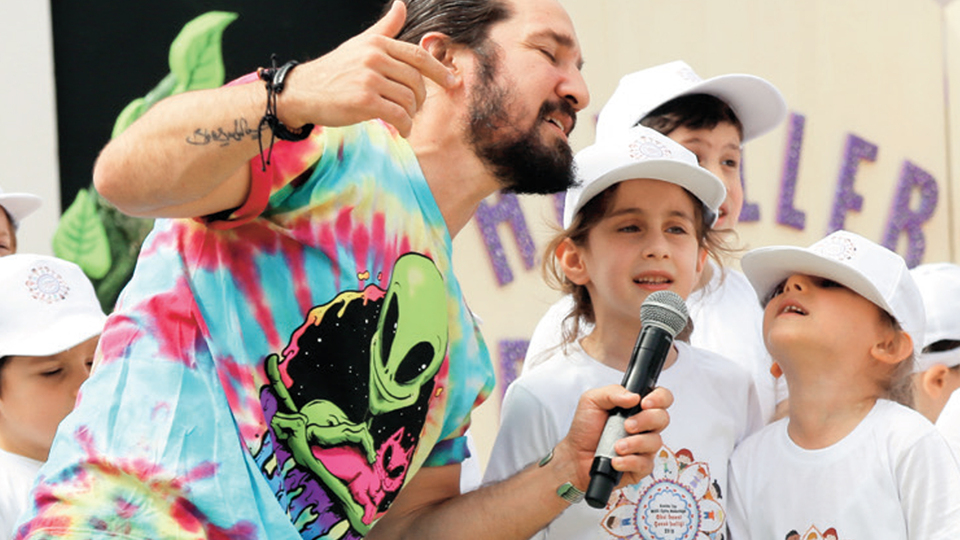 Çocuk şenliğine şarkılarla renk kattı