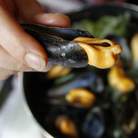 Korkunç! Midyenin içinden çıkan şey şoke etti!