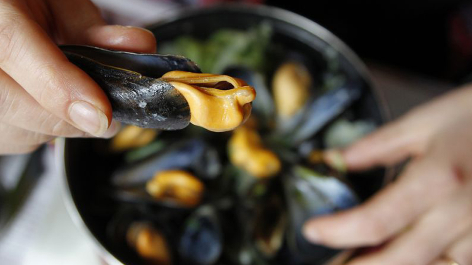 Korkunç! Midyenin içinden çıkan şey şoke etti!