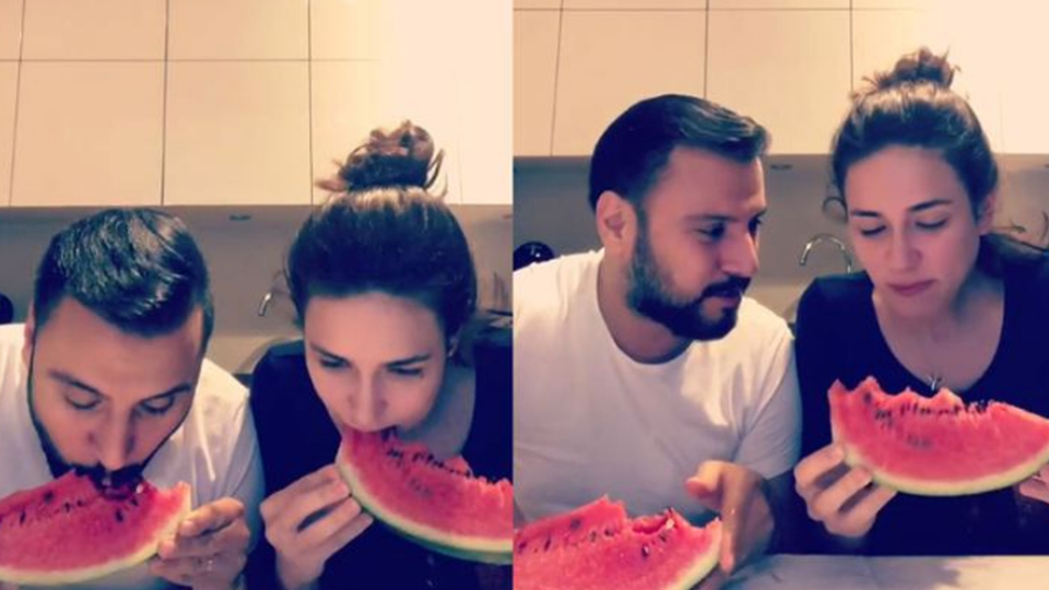 Ünlü çift karpuz yeme yarışması yaptı