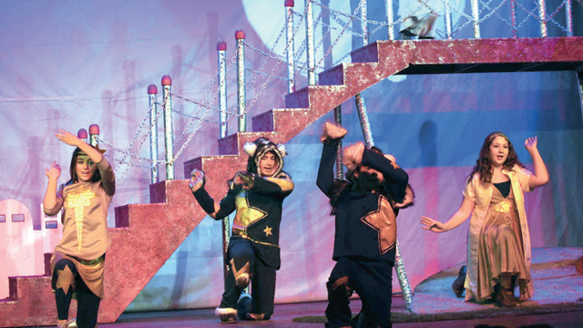 Karşıyaka'da genç tiyatrocular yetişiyor