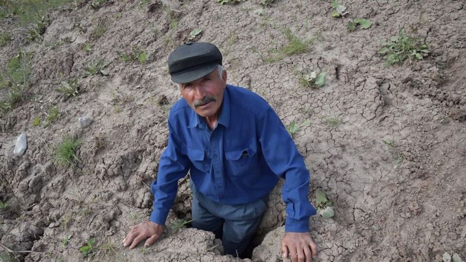 Evlerinde ölümü göze alarak yaşıyorlar!