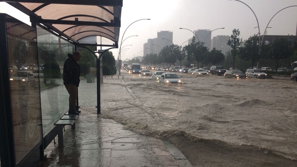 Başkent sele teslim... Çok sayıda araç ve vatandaş yolda kaldı