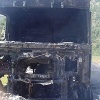 Teröristler kamyon yakıp, sürücüsünü kaçırdı