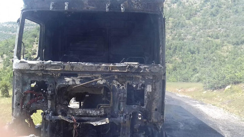 Teröristler kamyon yakıp, sürücüsünü kaçırdı