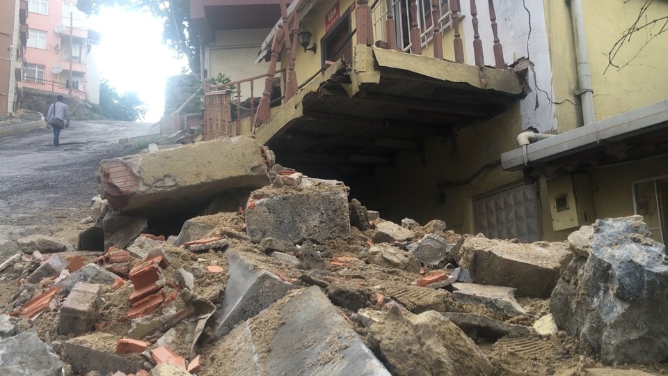 İstanbul'da faciadan dönüldü! Hafriyat kamyonu ortalığı birbirine kattı